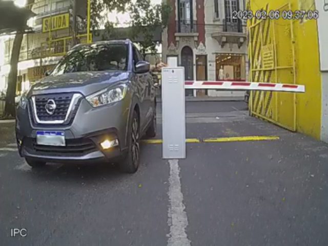 Captura fotográfica del vehículo al ingresar al estacionamiento